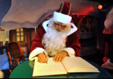 Weihnachtsmann und Mrchentante tragen sich ins goldene Gstebuch der Hansestadt Rostock ein