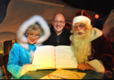 Weihnachtsmann und Mrchentante tragen sich nach 25 Dienstjahren ins goldene Gstebuch der Hansestadt Rostock ein
